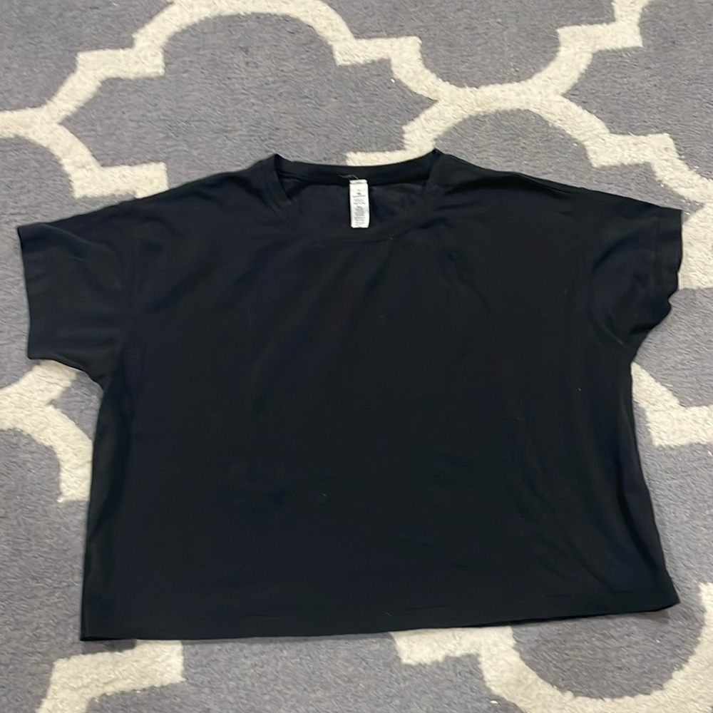 Lululemon women’s cropped short sleeve tee